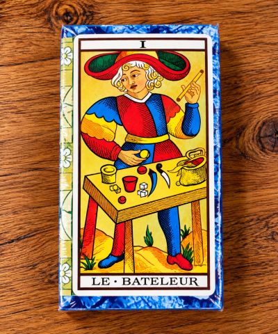 Caixa de baralho de tarot com carta LE BATELEUR colorida