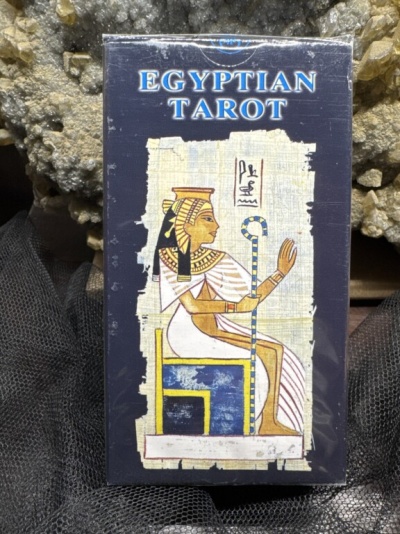 Caixa de tarot temático egípcio com figura feminina e texto Egyptian Tarot