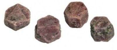 Pedras brutas castanhas com manchas escuras sobre fundo branco