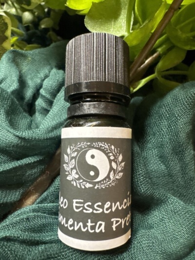 Frasco de óleo essencial com etiqueta preta e símbolo yin-yang