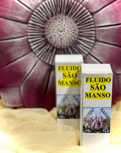 Duas embalagens do produto FLUIDO SÃO MANSO com fundo de flor decorativa rosa.