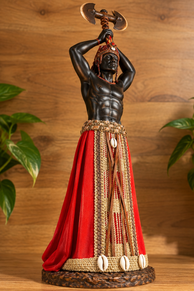 Estátua decorativa de guerreiro afro com saia vermelha e machado duplo