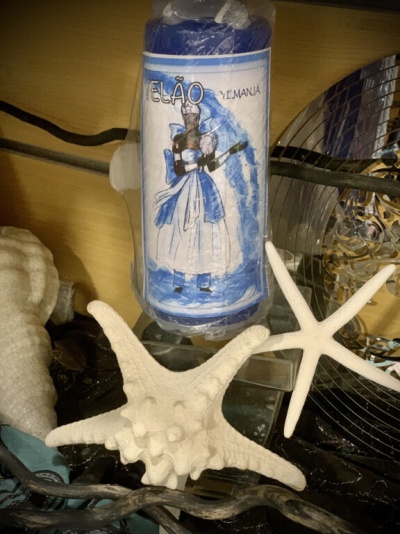 Vela azul com etiqueta ilustrada e estrelas-do-mar brancas ao redor
