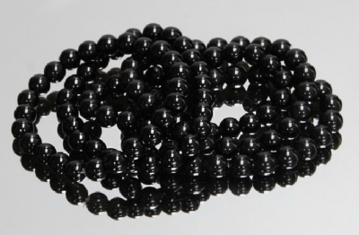 Colar preto com contas esféricas brilhantes sobre fundo branco
