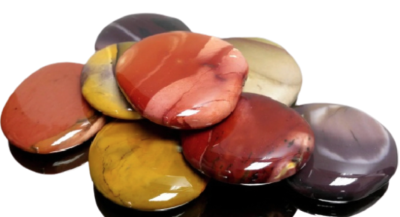 Pedras decorativas coloridas lisas e brilhantes sobre superfície preta