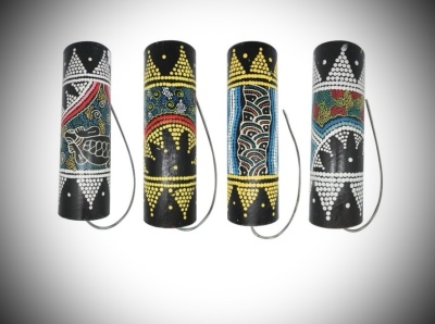 Quatro cilindros decorativos pintados com padrões coloridos e cordas