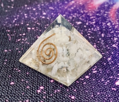 Piramide orgonite transparente com pedra branca e espiral de cobre