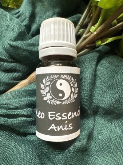 Frasco pequeno de óleo essencial de anis com rótulo preto e símbolo yin-yang