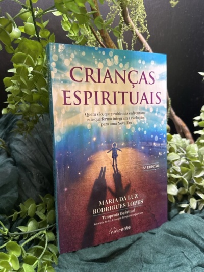 Capa de livro Crianças Espirituais com silhueta de criança iluminada e plantas ao redor