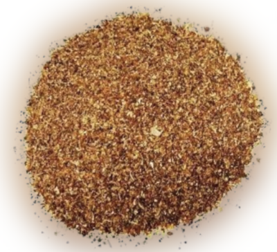 Pó granular castanho com textura fina sobre fundo branco