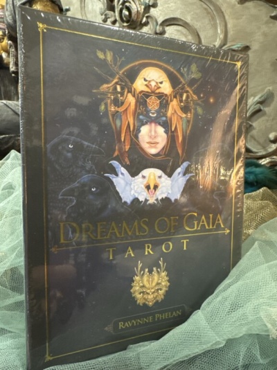 Caixa do baralho de tarot Dreams of Gaia com ilustração e texto dourado
