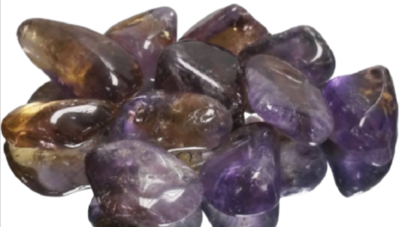 Pedras preciosas pequenas polidas em tons de roxo e castanho
