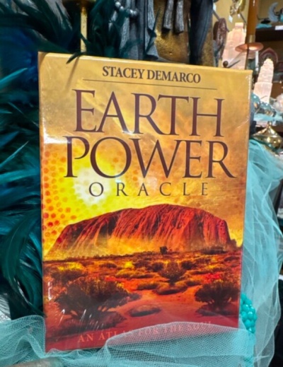 Caixa amarela e laranja de oráculo EARTH POWER ORACLE com paisagem e vegetação