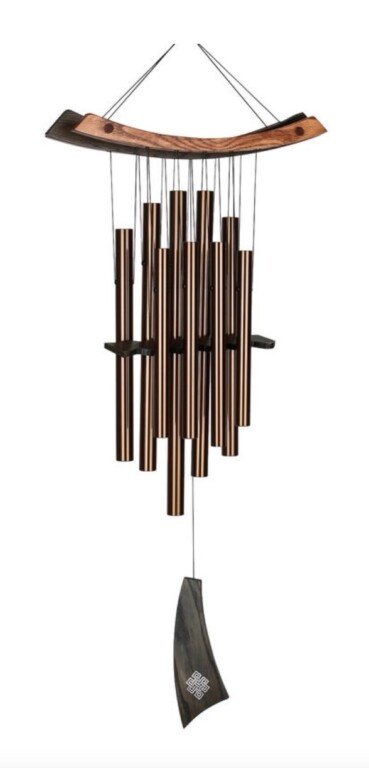 Sino dos ventos em tubos metálicos cobre e madeira escura, pendurado