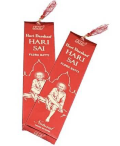 Pacotes vermelhos de incenso Hari Sai com imagem de homem sentado e texto em branco