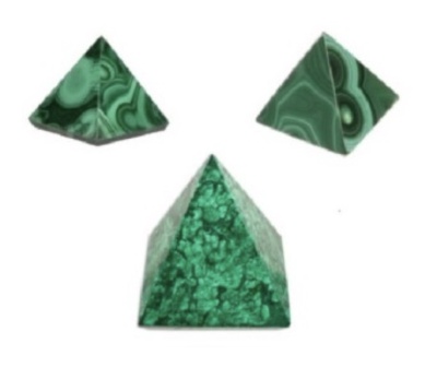 Três pirâmides de pedra verde com padrões naturais