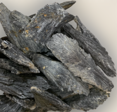 Pedaços de carvão vegetal preto com textura rugosa.