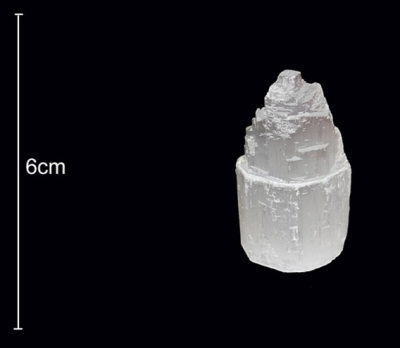 Cristal mineral branco áspero de 6 cm sobre fundo preto