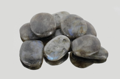 Pedras lisas cinza com reflexos azuis em fundo branco