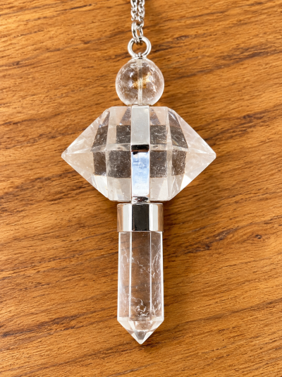 Colar com pendente em cristal transparente facetado com detalhes metálicos prateados