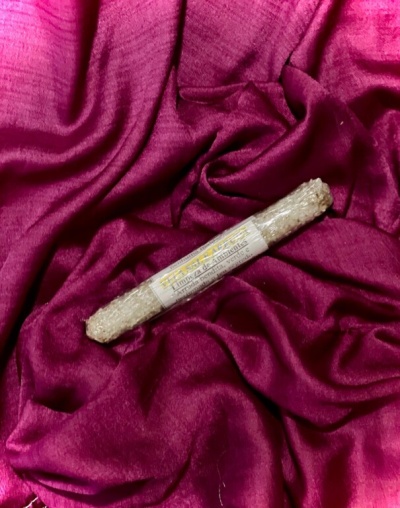 Incenso Limpeza Ambiente embalado em plástico sobre tecido roxo