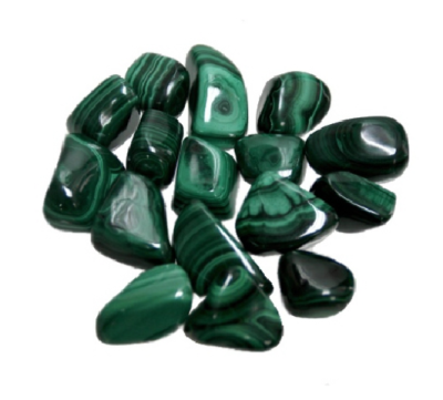 Pedras verdes malachite polidas sobre fundo branco