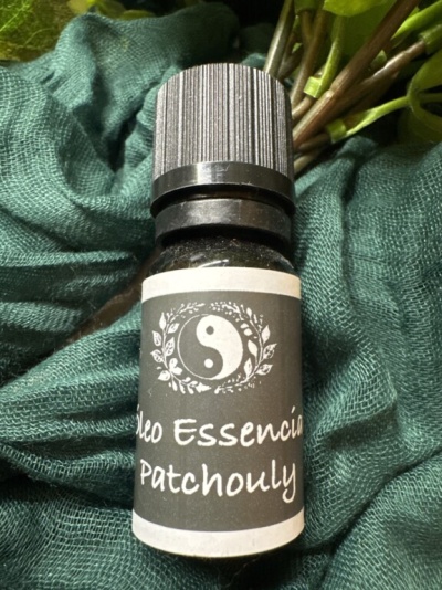 Frasco de óleo essencial Patchouly sobre tecido verde