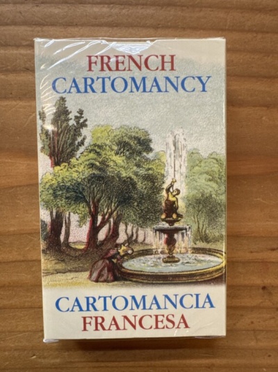 Caixa de cartas para cartomancia com ilustração de jardim e fonte