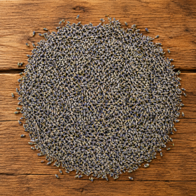 Sementes de lavanda cinzentas e azuladas sobre madeira.