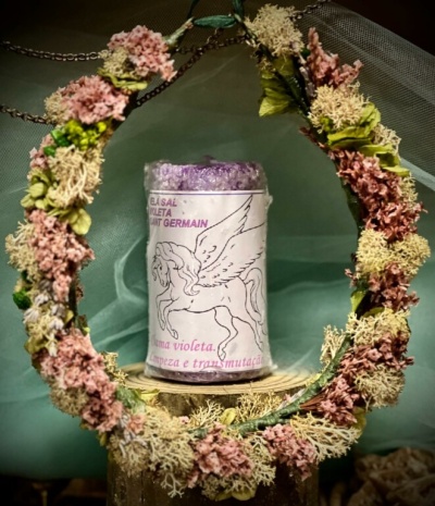 Vela roxa com etiqueta e colar de flores secas