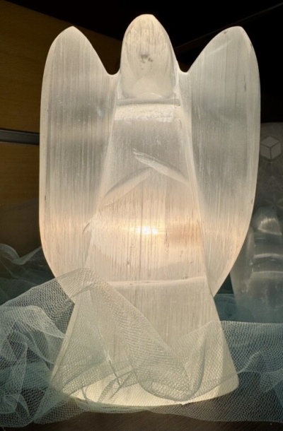 Estatueta de anjo translúcido em cristal fosco com tecido branco