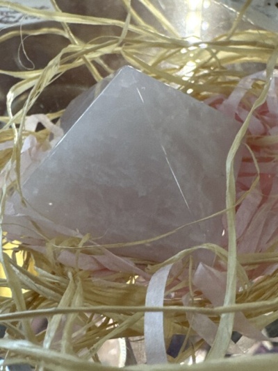 Piramide de cristal rosa em fios naturais e tiras de papel