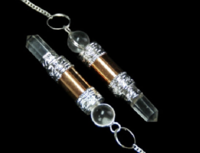 Colar com pendentes em forma de varinha dupla com detalhes prateados e cobre