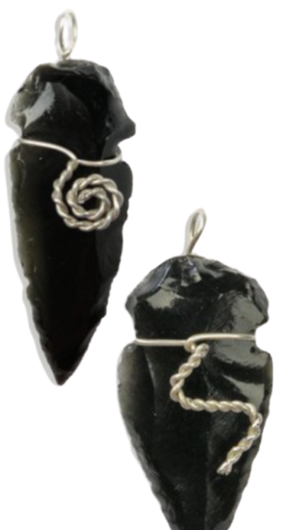 Dois pendentes em pedra preta com fio de metal prateado enrolado.
