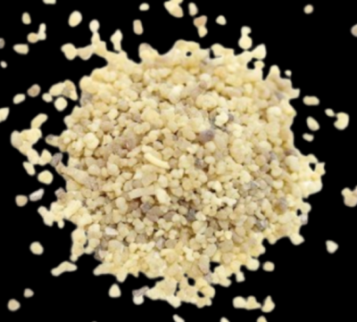 Sementes pequenas creme e bege sobre fundo preto