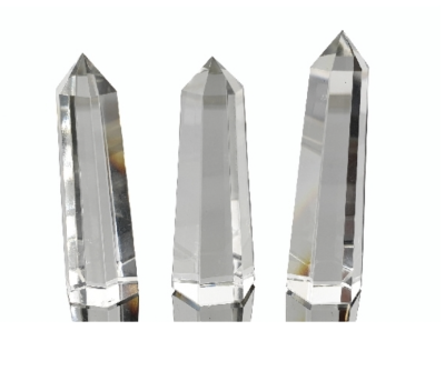 Três obeliscos de cristal facetados transparentes em fundo branco