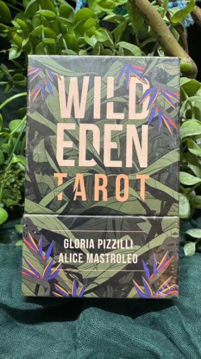 Caixa de baralho Wild Eden Tarot com design vegetal e texto brilhante