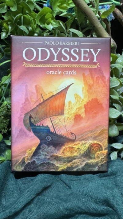 Caixa de cartas oráculo Odyssey com ilustração de barco em águas turbulentas em fundo alaranjado