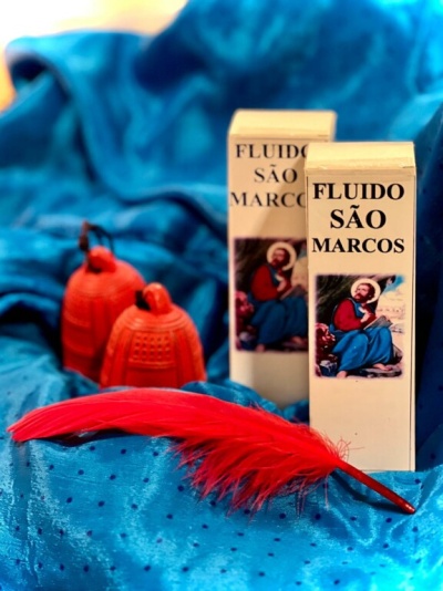 Duas embalagens de Fluido São Marcos com fundo azul, esculturas vermelhas e uma pena vermelha