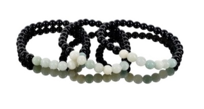 Três pulseiras de contas pretas com contas brancas e verdes claras