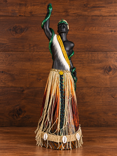 Estátua decorativa de homem com cobra verde e saia de tecido com búzios