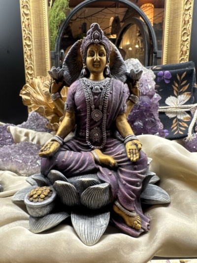 Estátua hindu sentada sobre flor de lótus com pedras ametista e tecido dourado