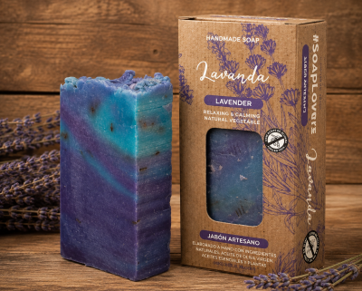 Sabonete artesanal de lavanda azul e roxo ao lado de embalagem de cartão com ilustração de lavanda
