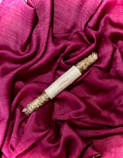 Incenso com etiqueta CANELA em tecido rosa vibrante