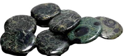 Pedras redondas e polidas com padrão natural verde escuro e preto