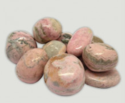Pedras polidas coloridas rosa, bege e verde