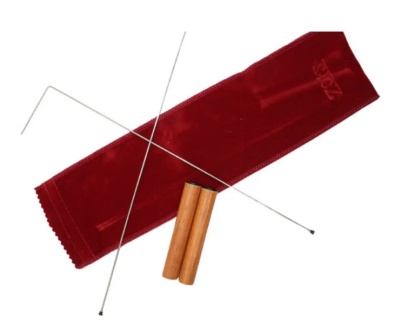 Varões metálicos com cabos de madeira e bolsa de tecido vermelho