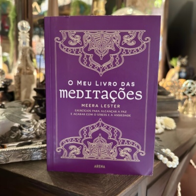 Capa de livro roxa com texto sobre meditações e ornamentos dourados