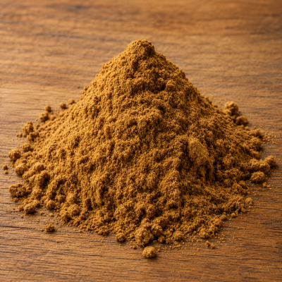 Pó castanho fino em montanha sobre madeira