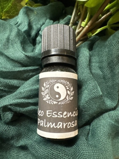 Frasco de óleo essencial Palmarosa com rótulo preto e branco sobre fundo verde